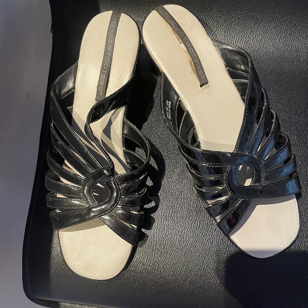 🌷🌷Two /,$20.00🌷🌷Black patent Slip on Sandals in Size 10W by Andrew Geller. - Picture 2 of 7